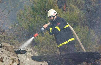 I kanaderima su gasili požar između Brela i Baške Vode 