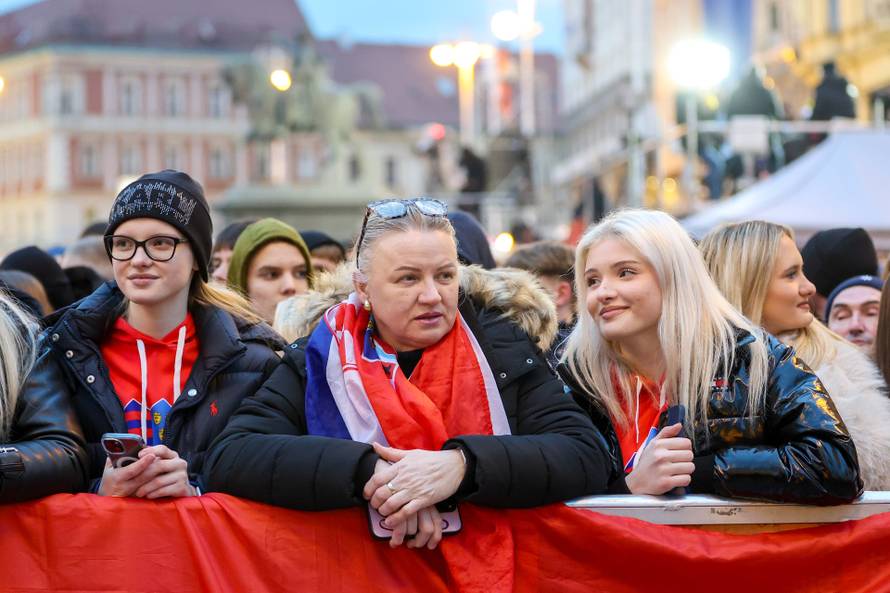 Zagreb: Počelo okupljanje građana za svečani doček rukometnih reprezentativaca nakon osvojene bronce na Europskom prvenstvu