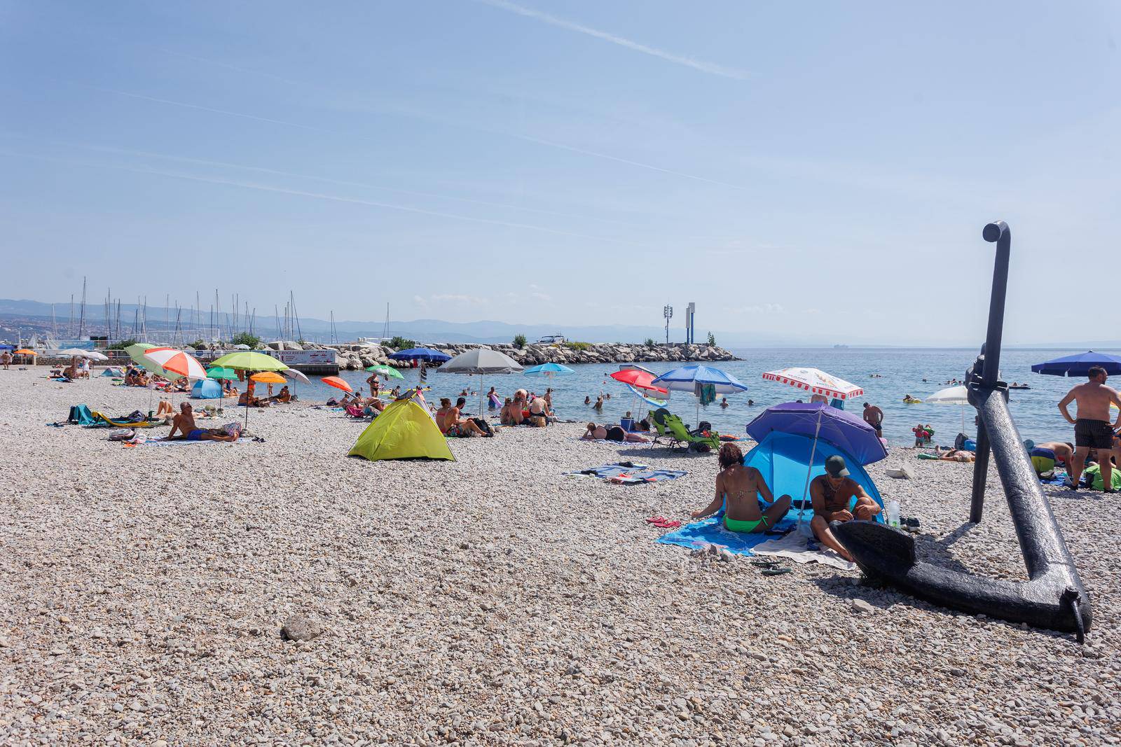 Osvježenje na plaži u Ičićima unatoč velikoj količini bakterije Escherichia coli