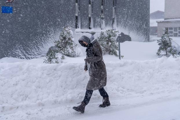 Korenica: Jako snježno nevrijeme stvorilo velike probleme u prometu