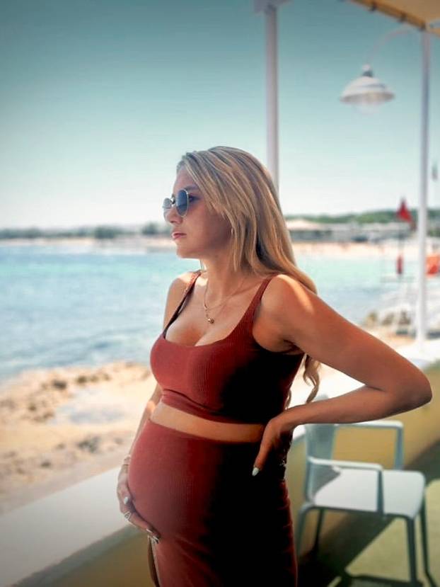 FOTO Trudna partnerica Rubena Van Guchta uskočila u badić i skoro pokazala previše