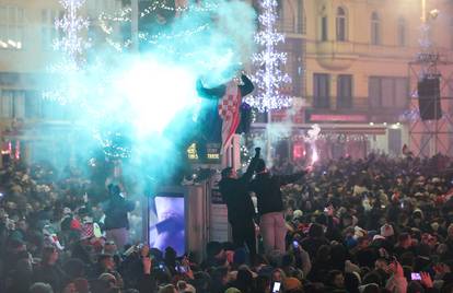 Zagreb: Navijači na različite načine prate doček Vatrenih na trgu