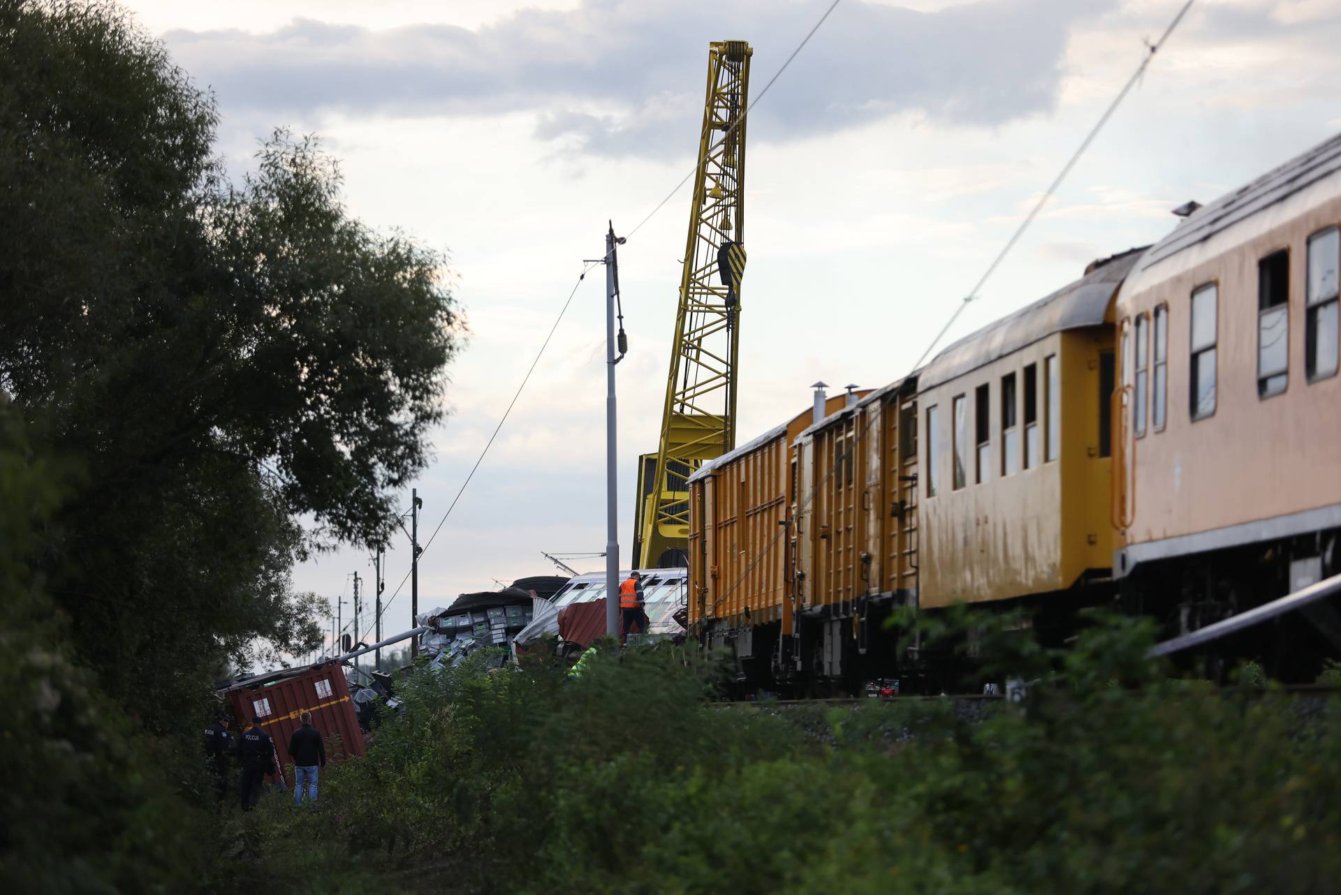 Novska: Započela sanacija pruge, uklanjanje kompozicija