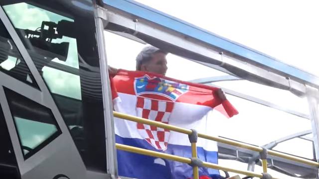 Ludnica na aerodromu nakon dolaska Lasagne. Stotine mu skandirale, on dignuo zastavu!
