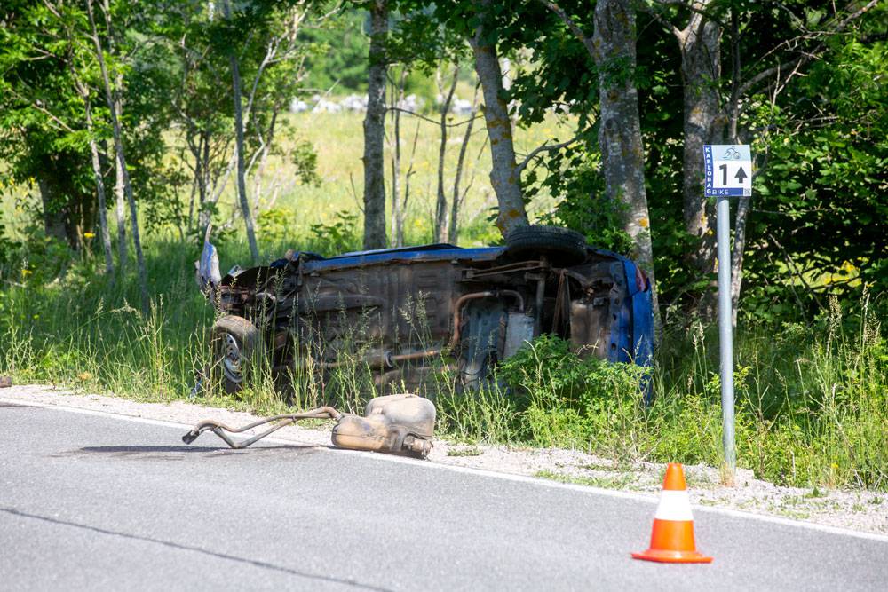 Baške Oštarije: Žena je autom sletjela s kolnika i poginula