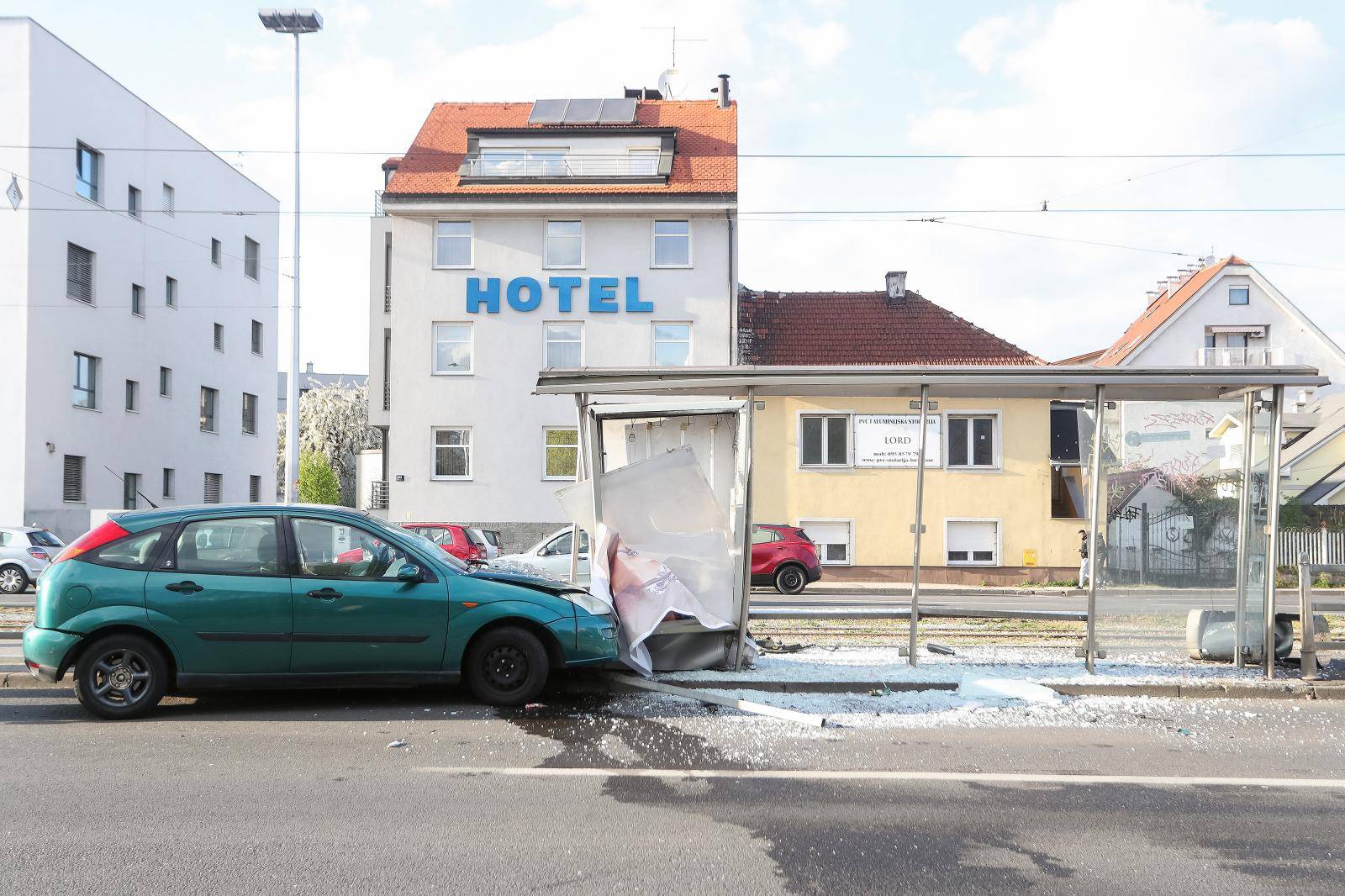 Autom se zabio u stanicu: 'Sreća da nitko nije stradao! Oštetio je tramvaj, razbio staklo, ogradu'