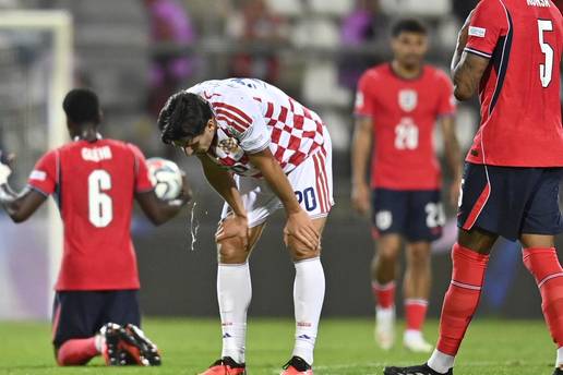 TUGA, JAD I BIJEDA Modri&cacute; vi&scaron;e &scaron;irio ruke nego gledao suigra&ccaron;e, Ivanovi&cacute;u re&cacute;i kako igraju krila!