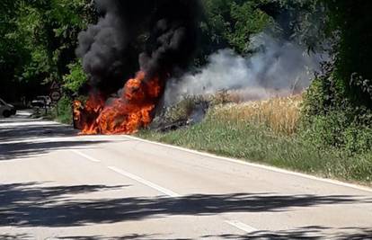 Zapalio se automobil na cesti: Vatra progurala i polje ječma