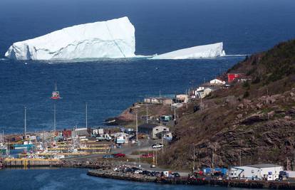 Kanada: Ledeni bregovi pred obalom privlače mnoge turiste 