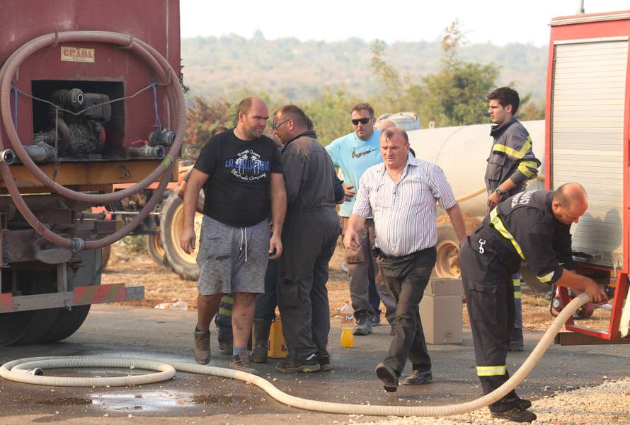 Evakuirali stanovnike sela kod Drniša: 'Ovo je velika nesreća'
