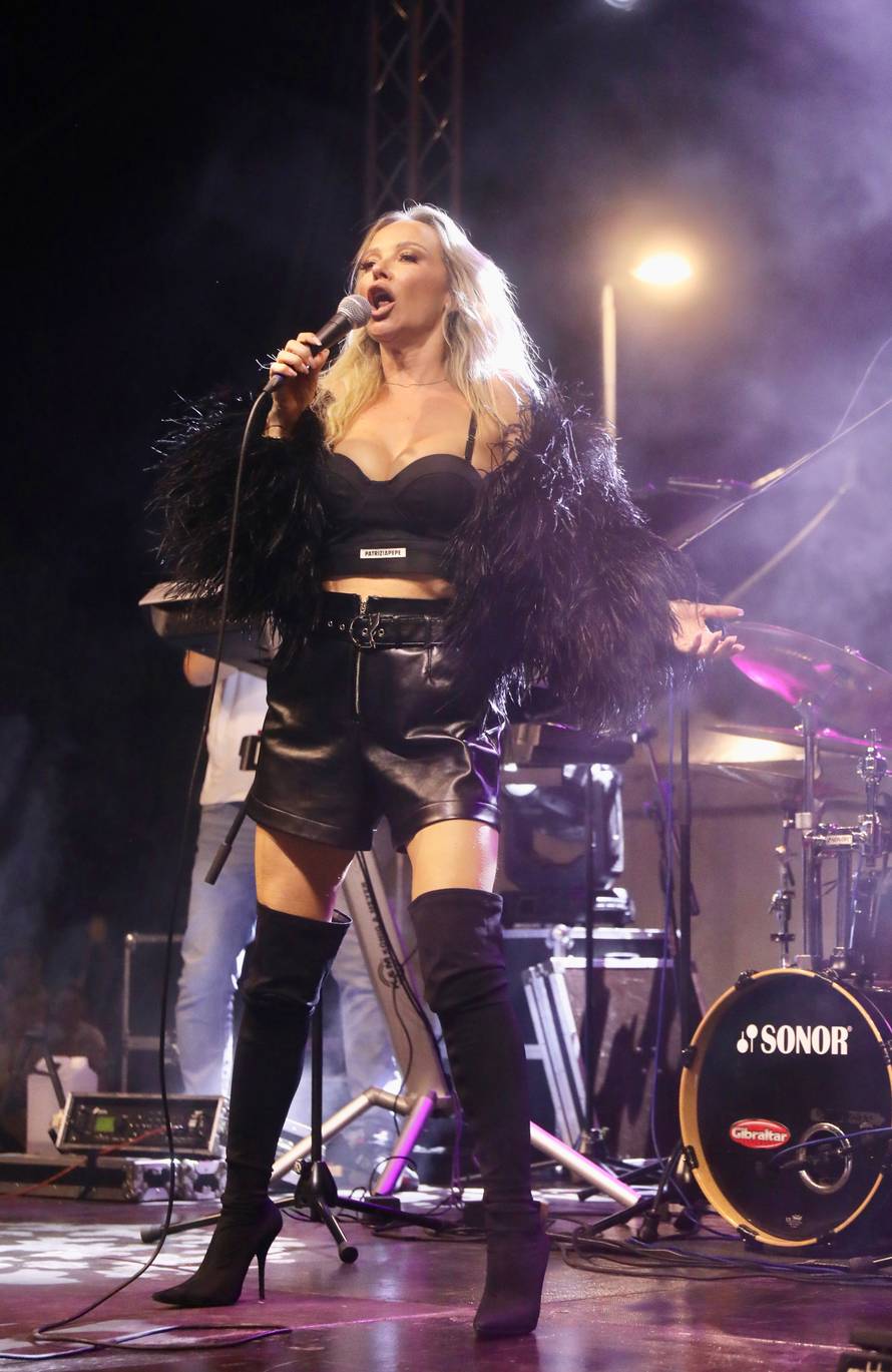 Podstrana: Maja Šuput i grupa Enjoy nastupili povodom proslave sv. Ante Padovanskog, zaštitnika Općine Podstrana