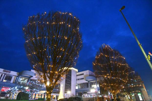 Božićni ugođaj na adventu u Slatini