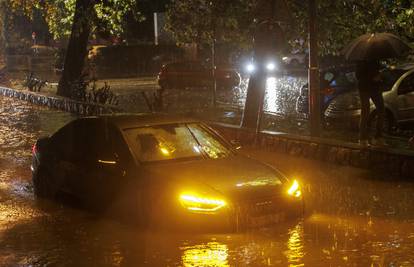 Pet koraka: Što učiniti kada vam obilne kiše poplave auto?