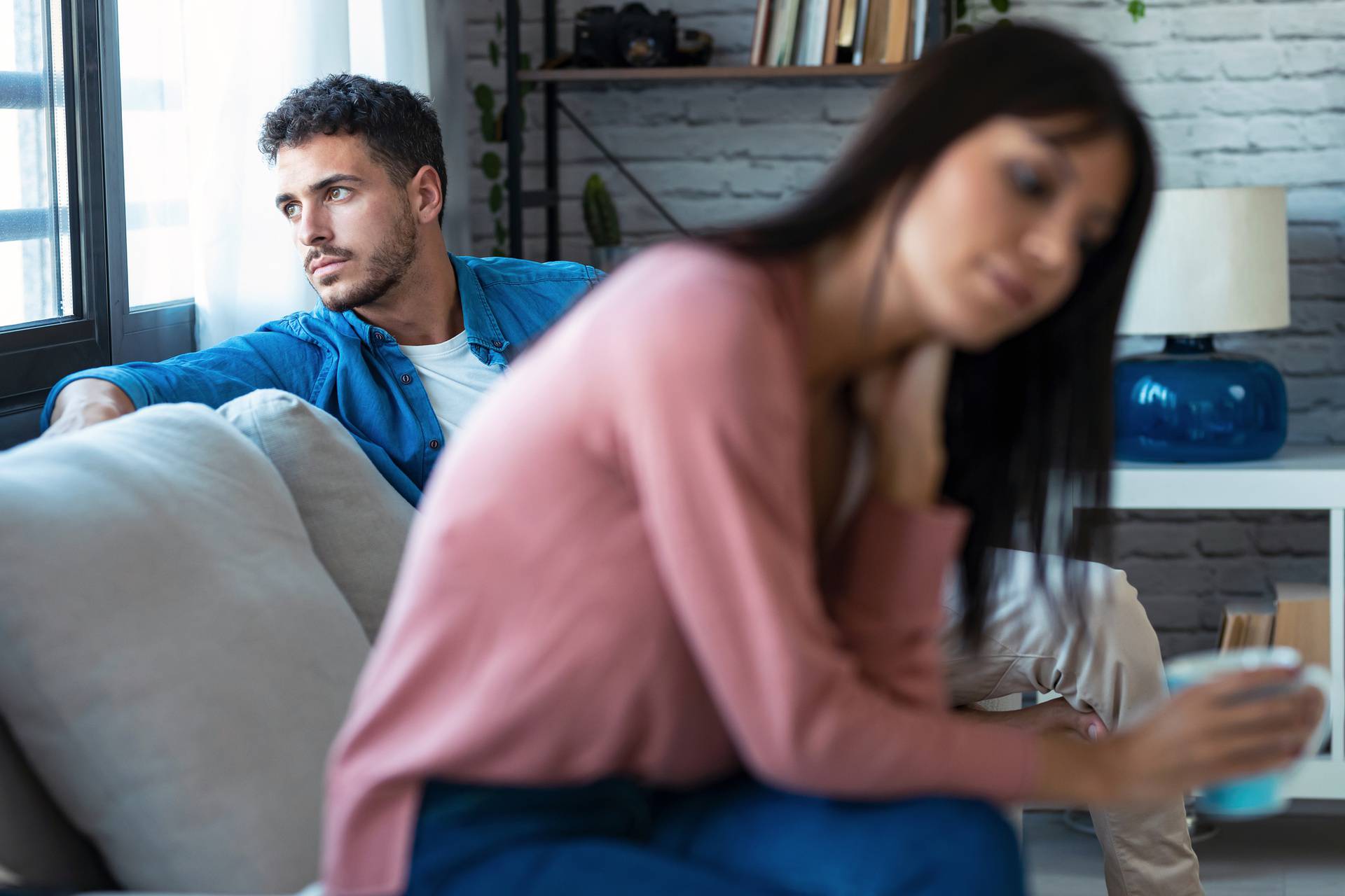 Znakovi da vam je partner u krizi srednjih godina  - evo kako im možete najbolje pomoći