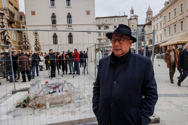 Split: Prosvjed  na splitskoj Pjaci povodom uklanjanja spomenika autora Kuzme Kovačića