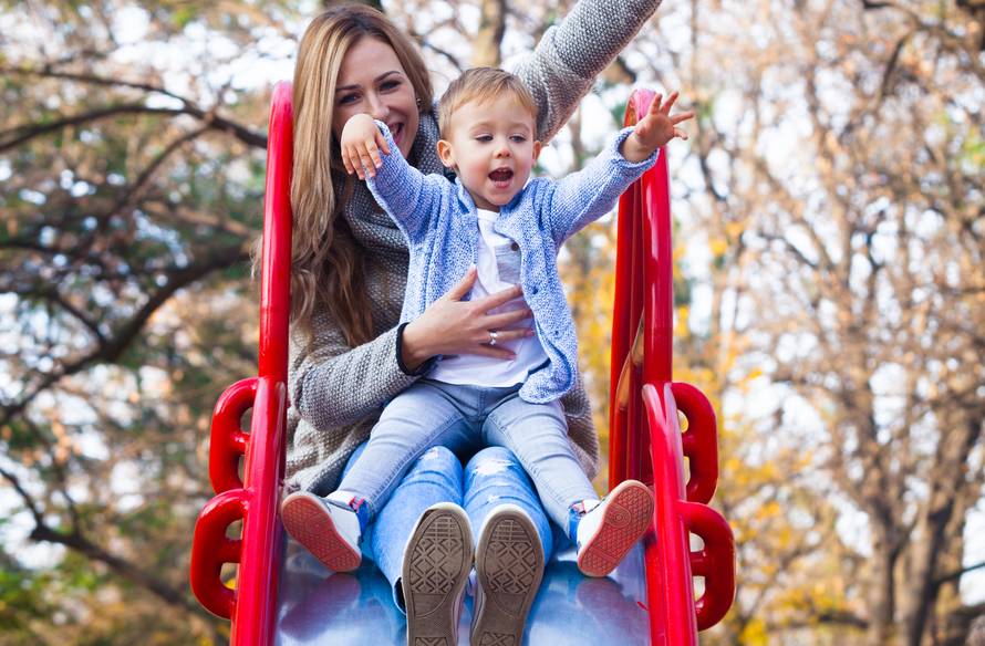 Nikada ne držite dijete u krilu dok se spušate niz tobogan!
