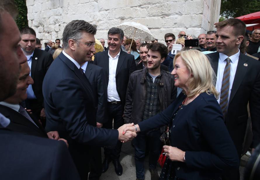Kerum kao Papa pratio misu s prozora, stigao je i Plenković
