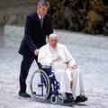 Zbog bolova u koljenu Papa prvi put u javnosti u kolicima