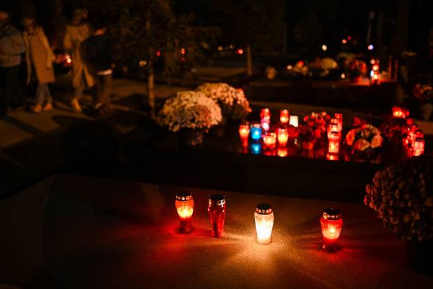 Paljenje svijeća na gradskom groblju Mirogoj