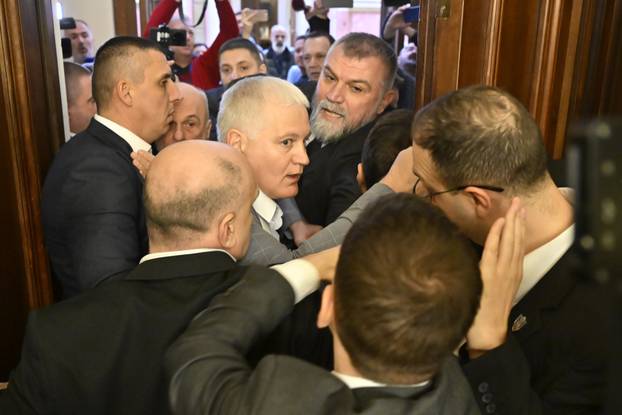 Beograd: Tučnjava u parlamentu, predstavnici opozicije pokušali spriječiti održavanja kolegija