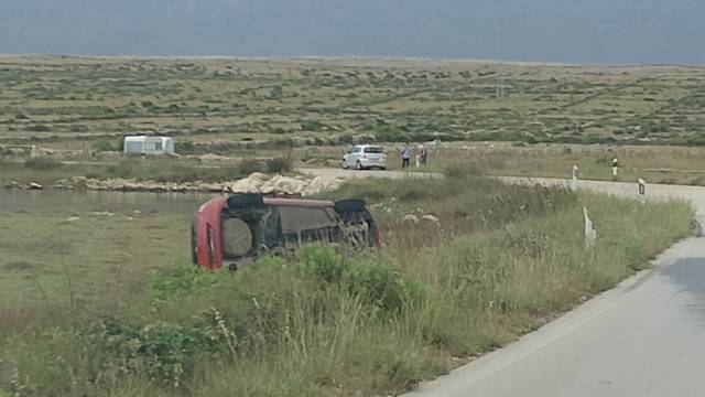 FOTO Nesreća na Pagu: Auto završio na boku, stigla i Hitna