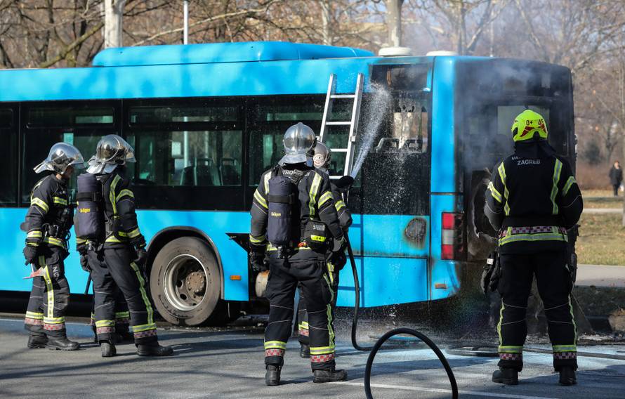 Zagreb: Vatrogasci ugasili poÅ¾ar na autobusu ZET-a na izlasku iz naselja Dugave