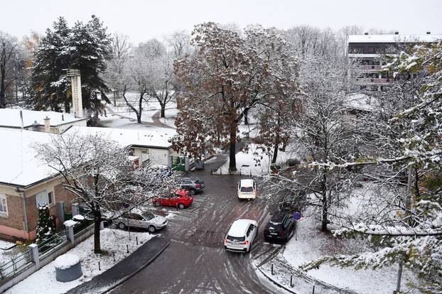 Sisak se probudio prekriven snijegom