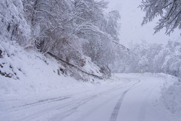 U Vrhovinama i Babinom Potoku palo je oko 50 do 80 cm snijega 