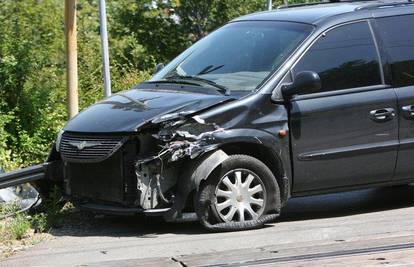 Lokomotiva naletjela na auto, vozač neozlijeđen