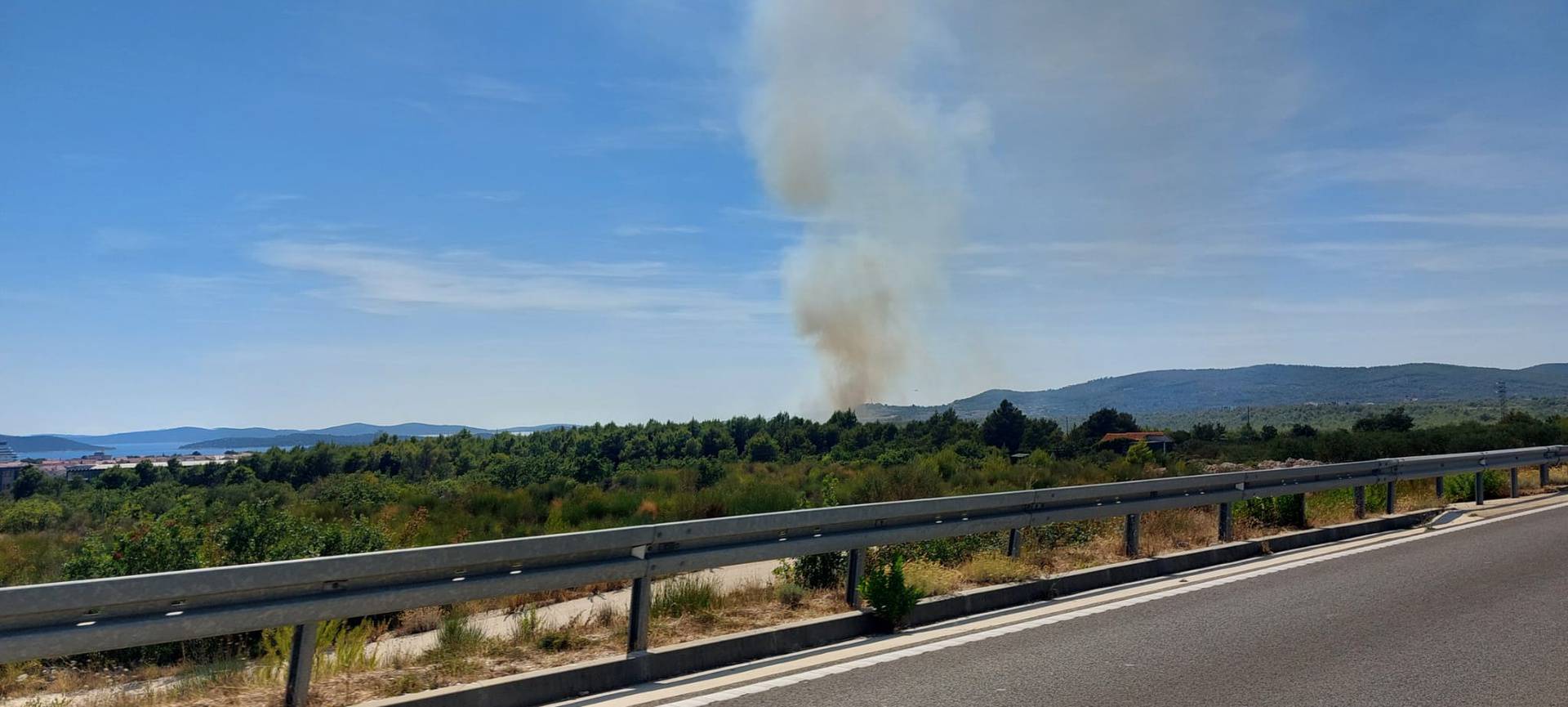 VIDEO Požar na ulazu u Vodice, digli su i više kanadera: 'Vatra je došla na 50 metara od kuća'