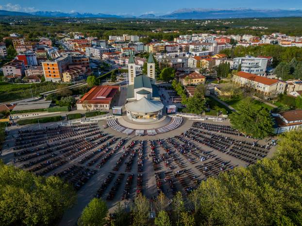 Međugorje: Poslijepodnevna misa ispred crkve sv. Jakova na Uskrs