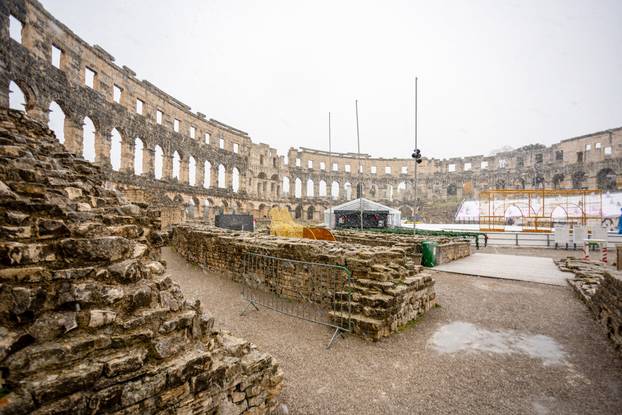 U Puli od ranog jutra pada gusti snijeg