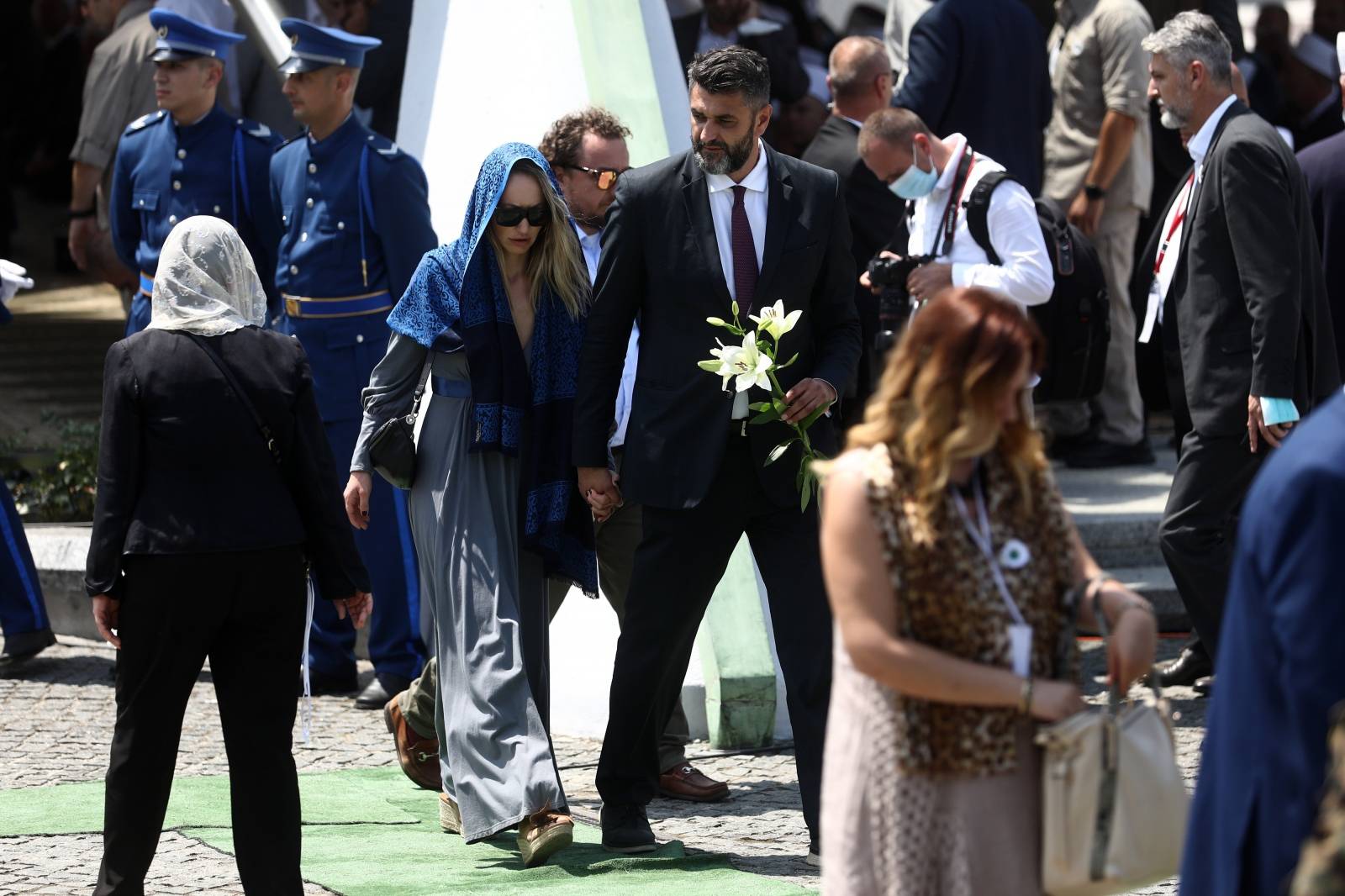 Brojne delegacije položile cvijeće u znak sjećanja na ubijene u genocidu u Srebrenici