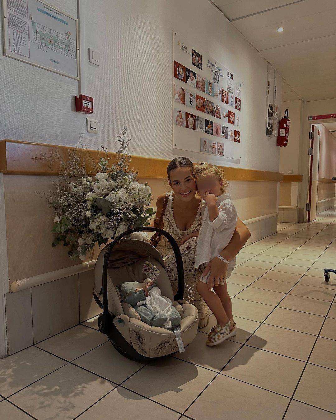 FOTO Adriana Ćaleta-Car izašla iz bolnice s bebom, došla joj i majka s buketom: 'Moje blago'