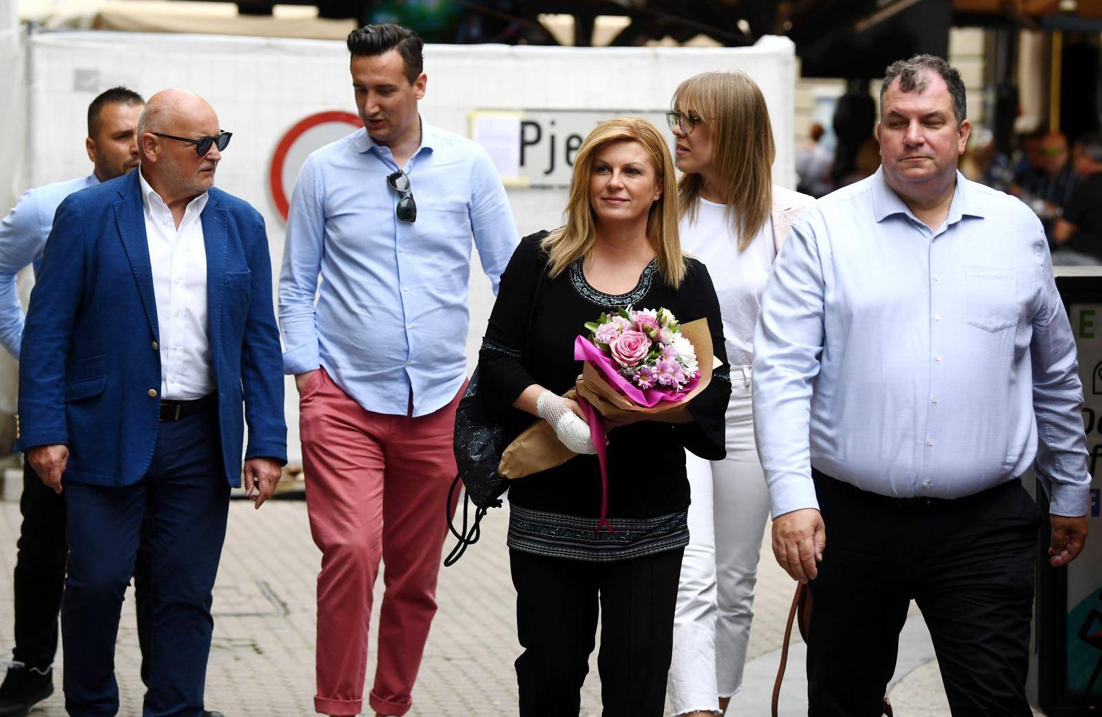 Kolinda Grabar-Kitarović s buketom cvijeća i ozlijeđenom rukom u šetnji centrom grada