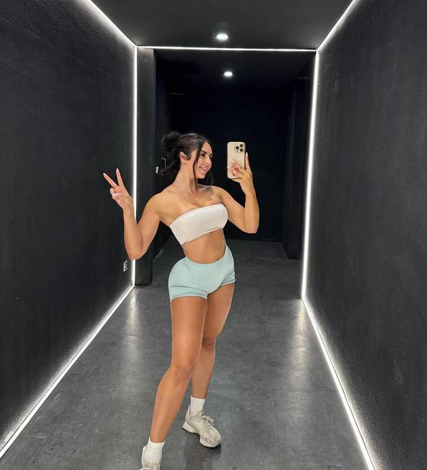 FOTO Čuvala je zatvorenike, sad traži dečka: Želim mišićavog, odanog, mora biti obdaren...