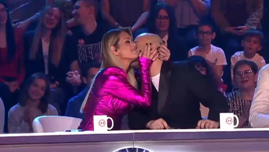Mario Roth pohvalio Mineu, a ona mu zahvalila poljupcima