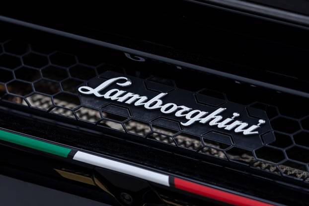 Zagreb: Ispred Z Centra izložena limitirana izdanja luksuznih i supersportskih automobila