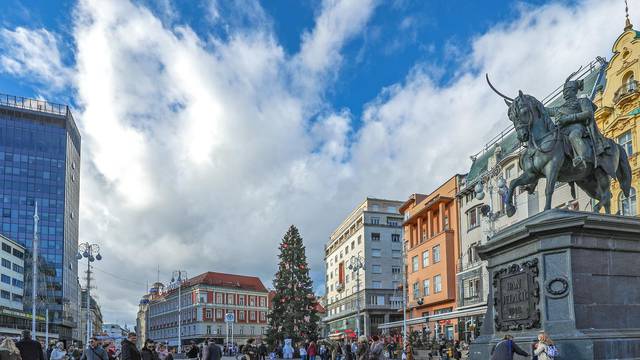 
Zagreb: Iznad prosječno topao dan građani i turisti iskoristili za šetnju ili uživanje na terasama kafića