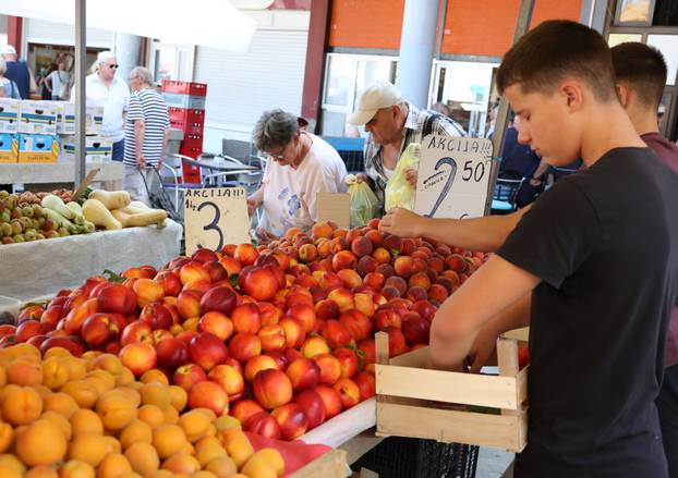 Šibenik: Ponuda vo?a i povr?a na gradskoj tržnici 