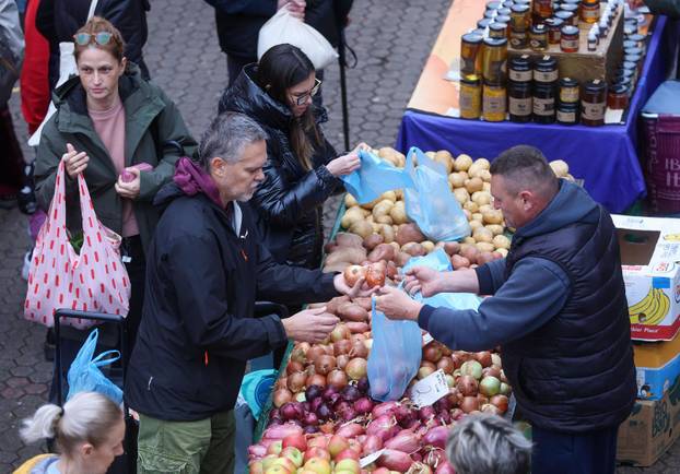 Zagreb: Šarenilo crvenih šestinskih suncobrana preplavilo je ove subote zagrebački Dolac