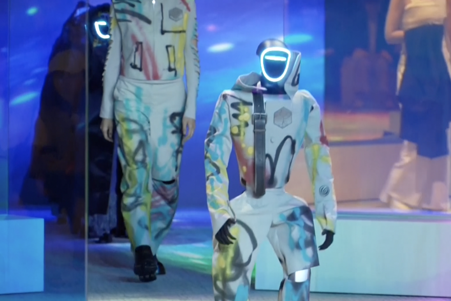 Roboti nosili reviju