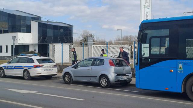 VIDEO Bus ZET-a naletio na auto u Zagrebu, dvoje je ozlijeđenih