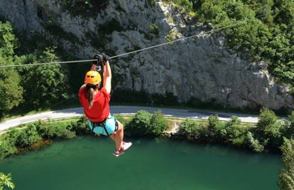 Doris Pinčić je uživala viseći na žici 150 metara iznad Cetine