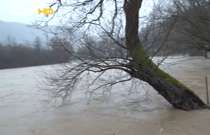 Nabujala Bosna opkolila pastira i 700 ovaca, u tijeku spšavanje