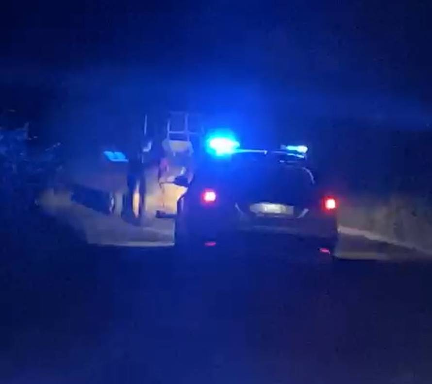 Gas, gas! Ukrao traktor i udario policijski auto pa zbrisao u polje