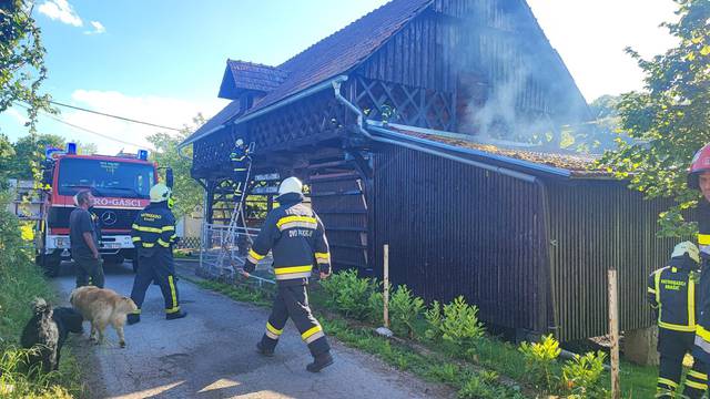 FOTO Pijan zapalio susjedov štagalj kod Krašića, vatrogasci spasili etnografsku zbirku sela