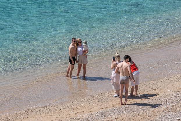Dubrovnik: Posjetitelji plaže Banje uživaju u sunčanom danu