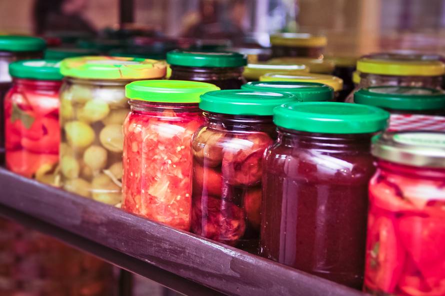 Recepti za zimnicu: Kako kiseliti kupus i ciklu, napraviti ajvar...