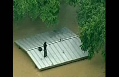 Vide se tek krovovi: U poplavi u San Antoniju poginula žena